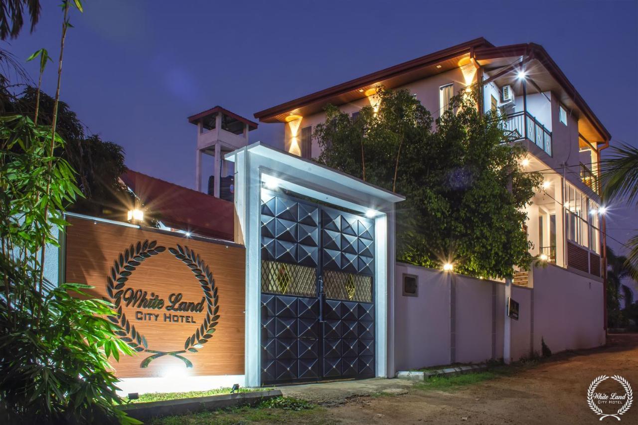 White Land City Hotel Dambulla Esterno foto