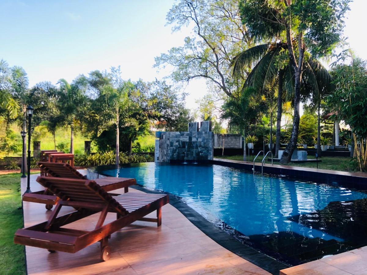 White Land City Hotel Dambulla Esterno foto